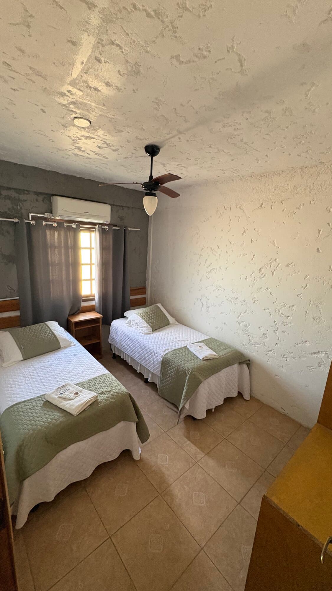 quarto com 2 camas de solteiro