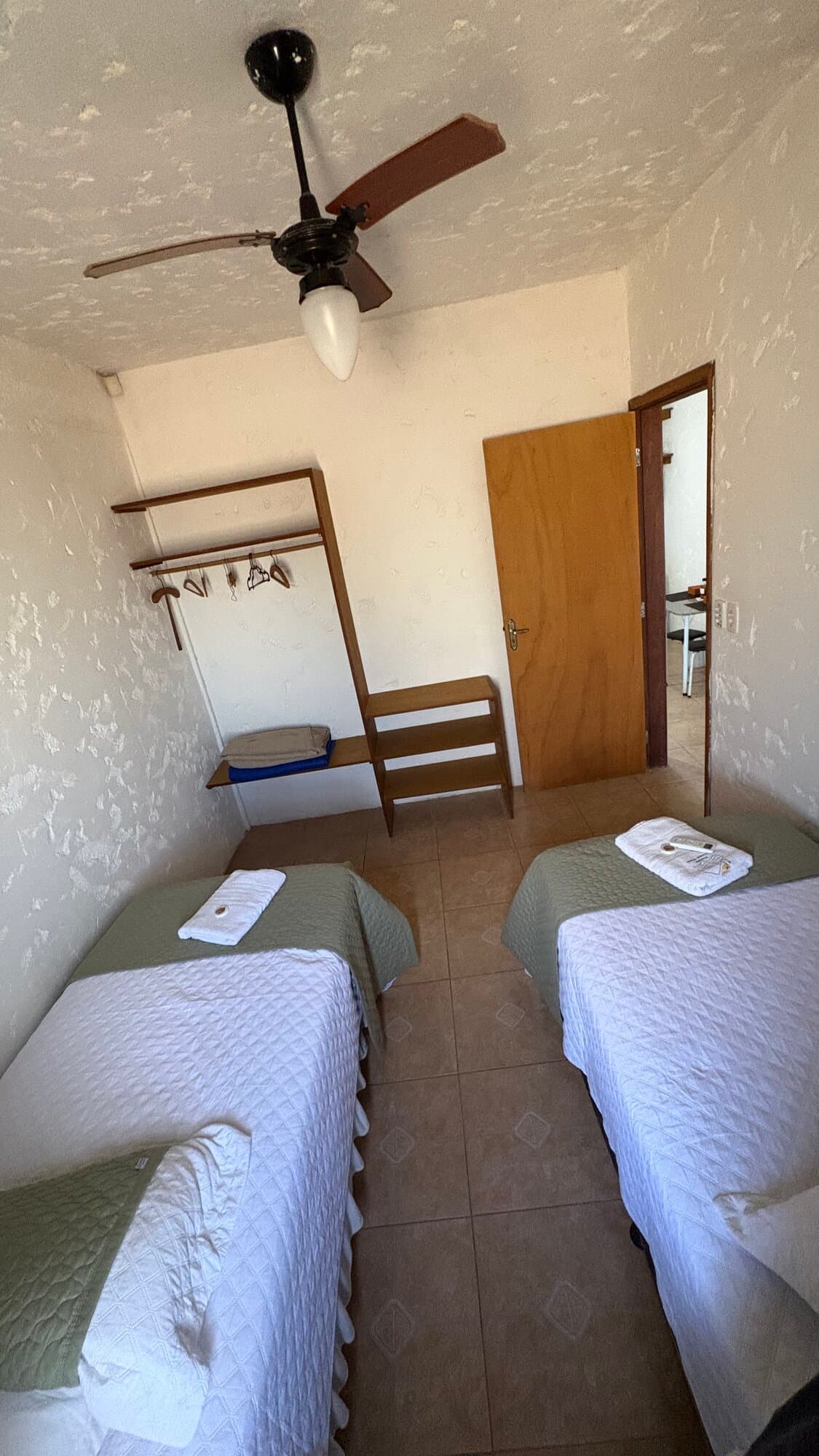 quarto com 2 camas de solteiro