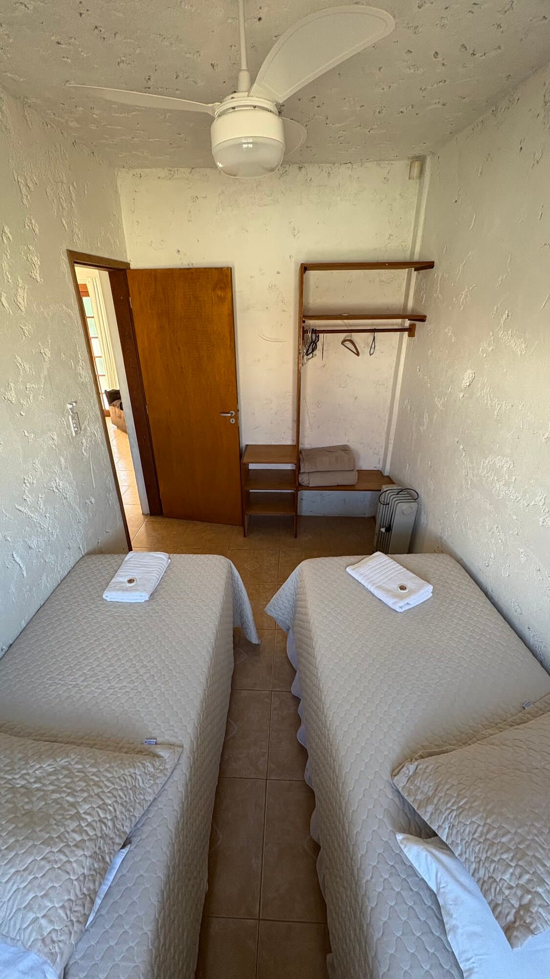 Quarto com 2 camas de solteiro