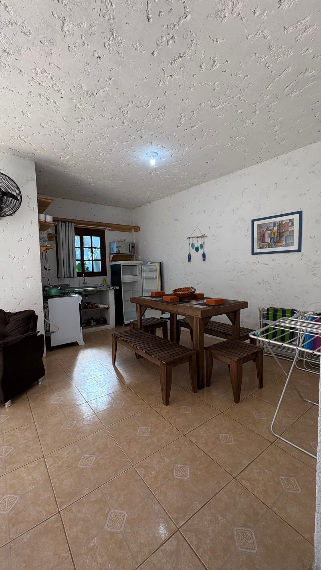 Sala ampla com mesa de jantar e cozinha equipada