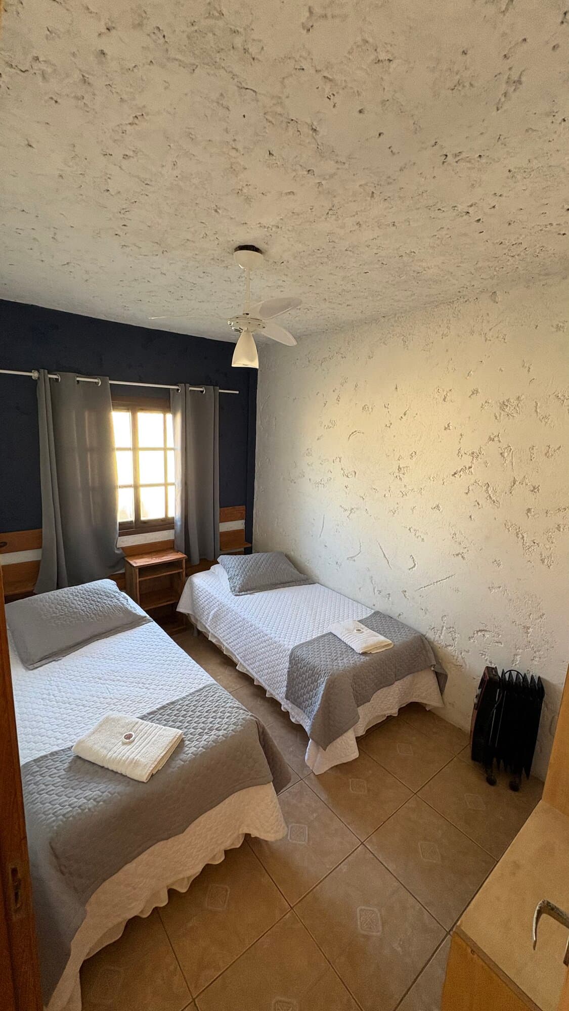 Quarto com 2 camas de solteiro