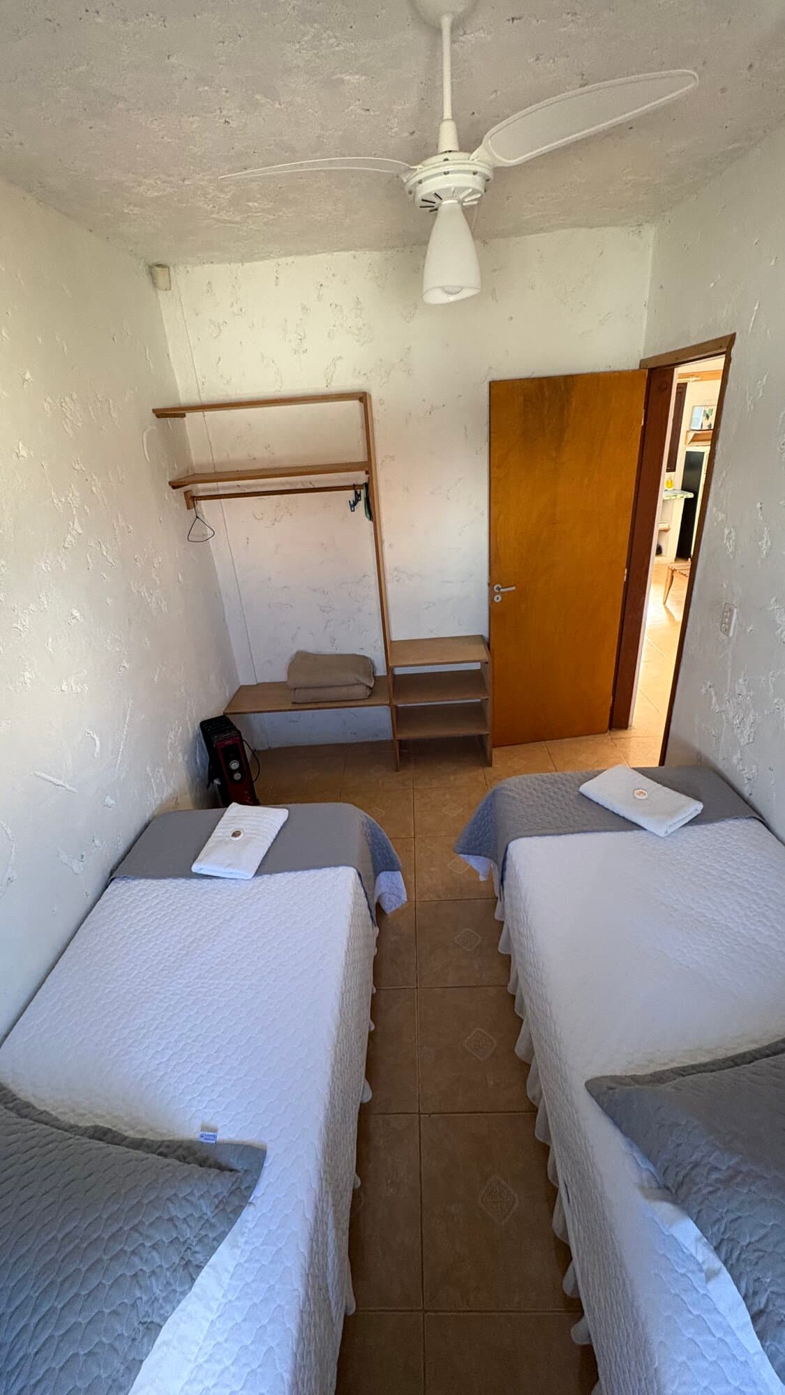 quarto com 2 camas de solteiro