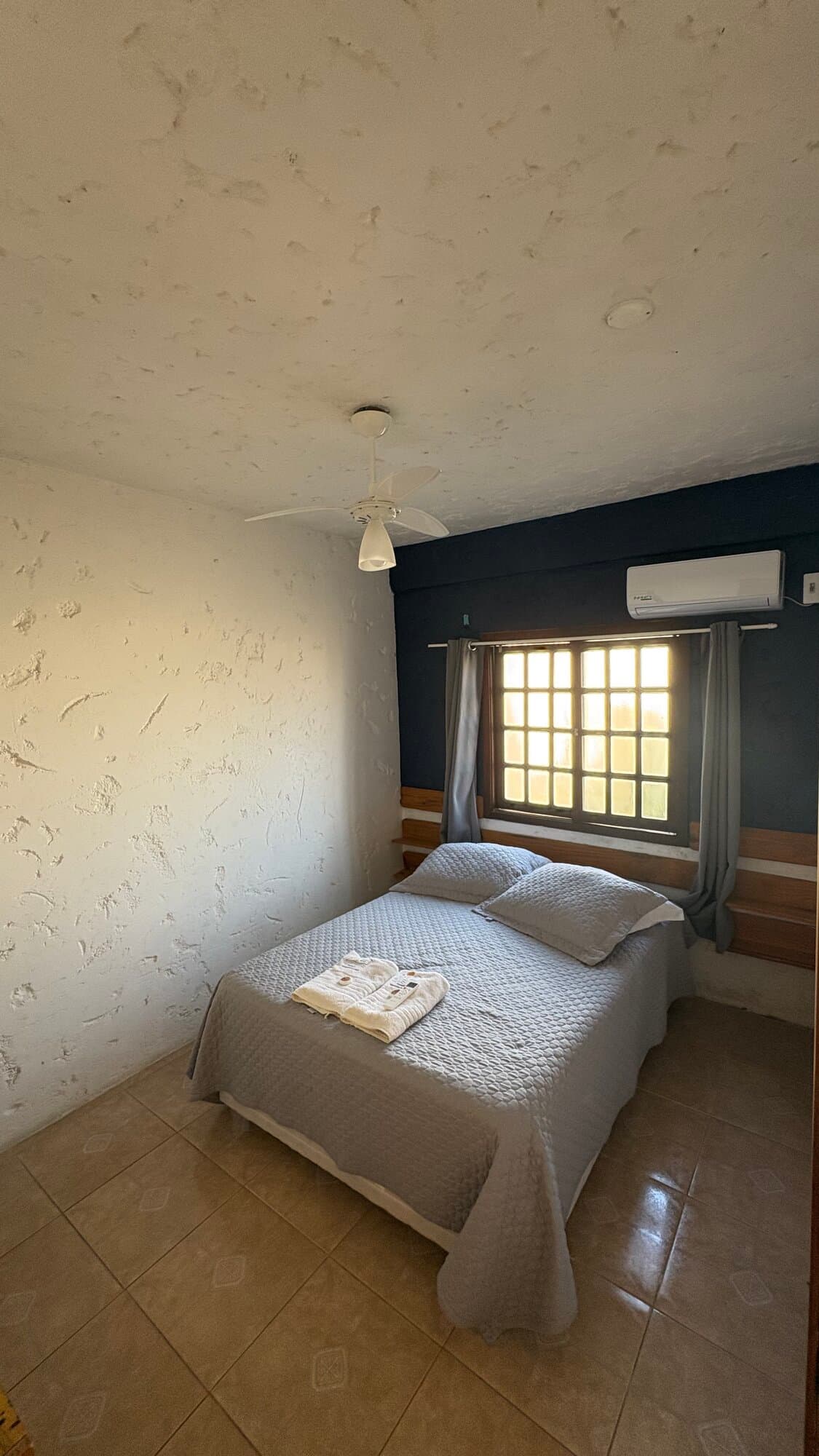 quarto com cama de casal e ar condicionado