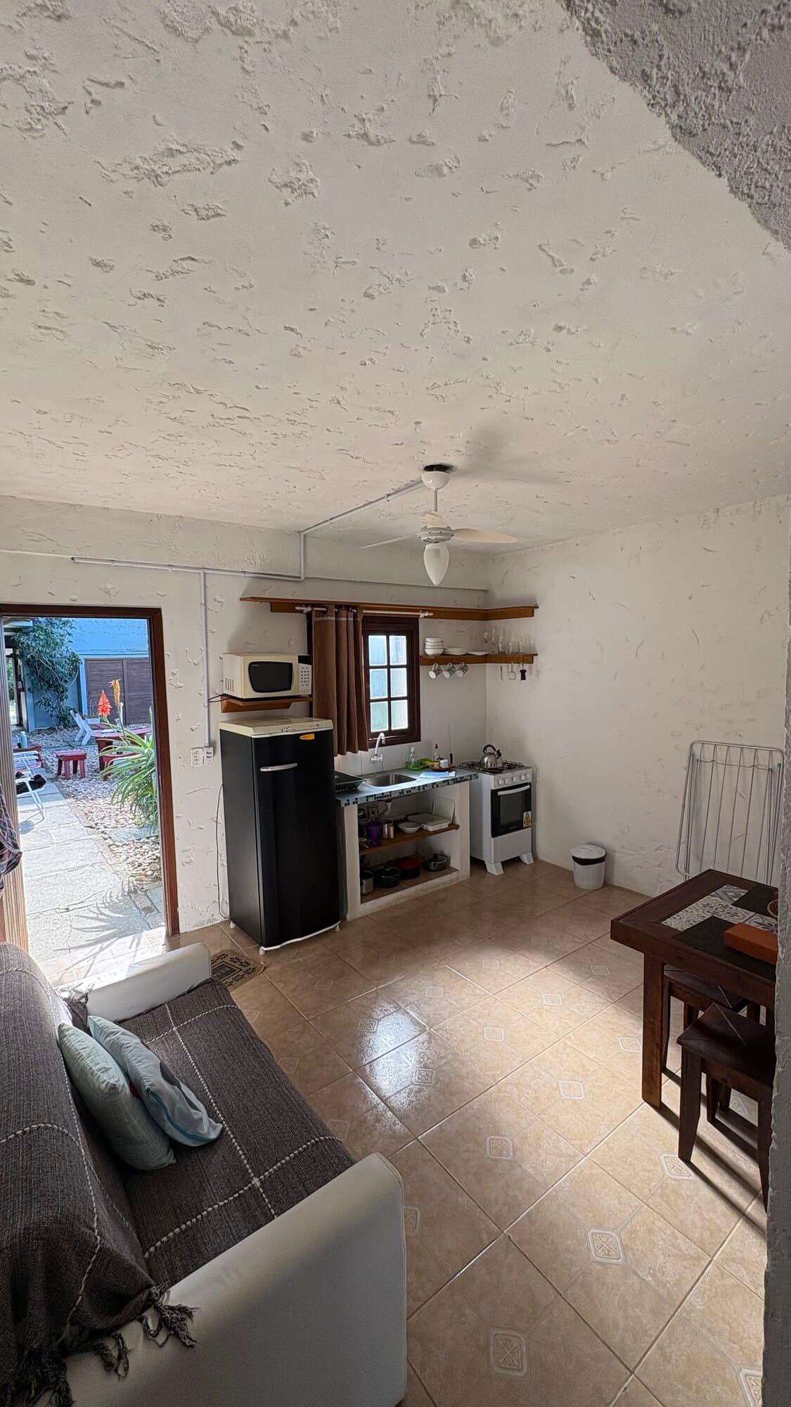 Sala com cozinha equipada e sofa cama