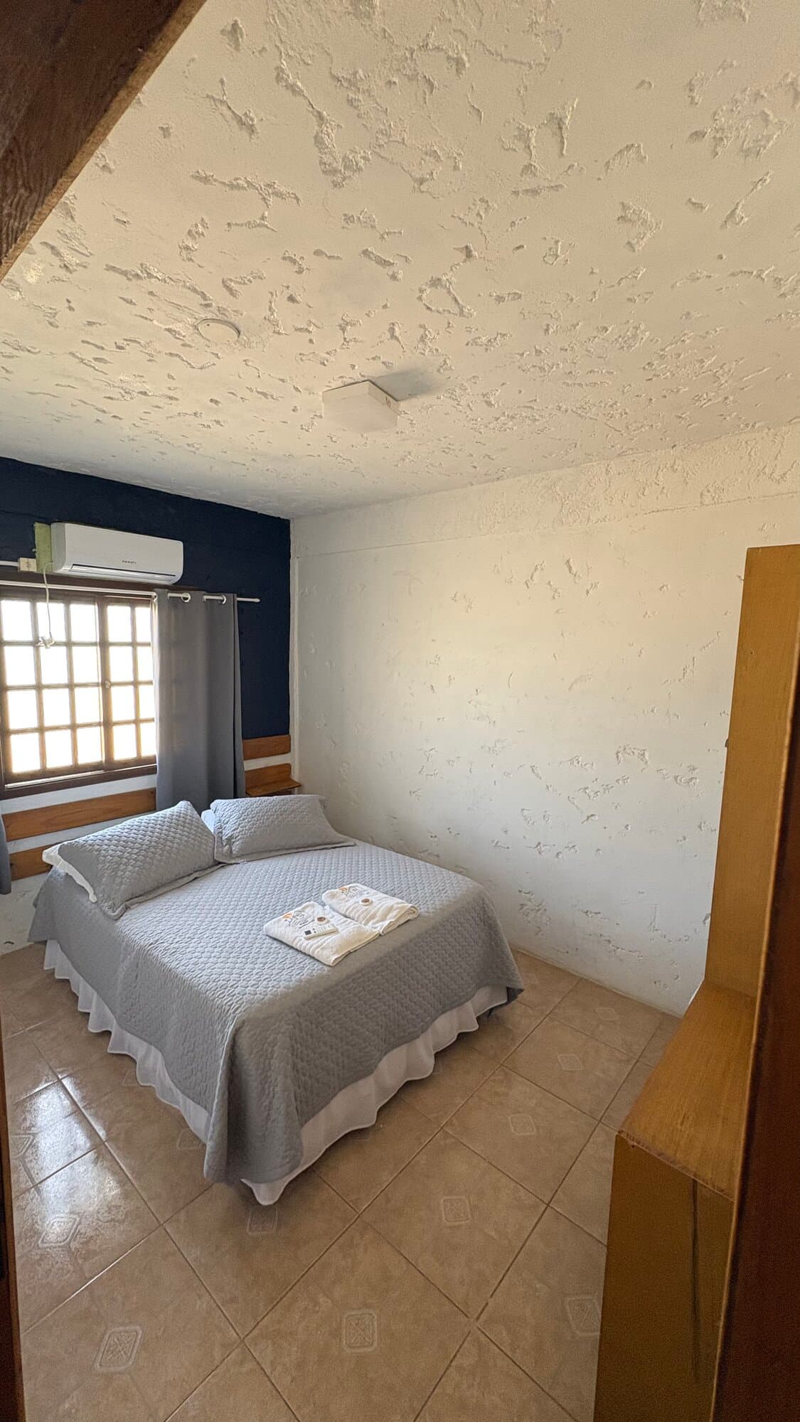 Quarto com cama de casal e ar condicionado