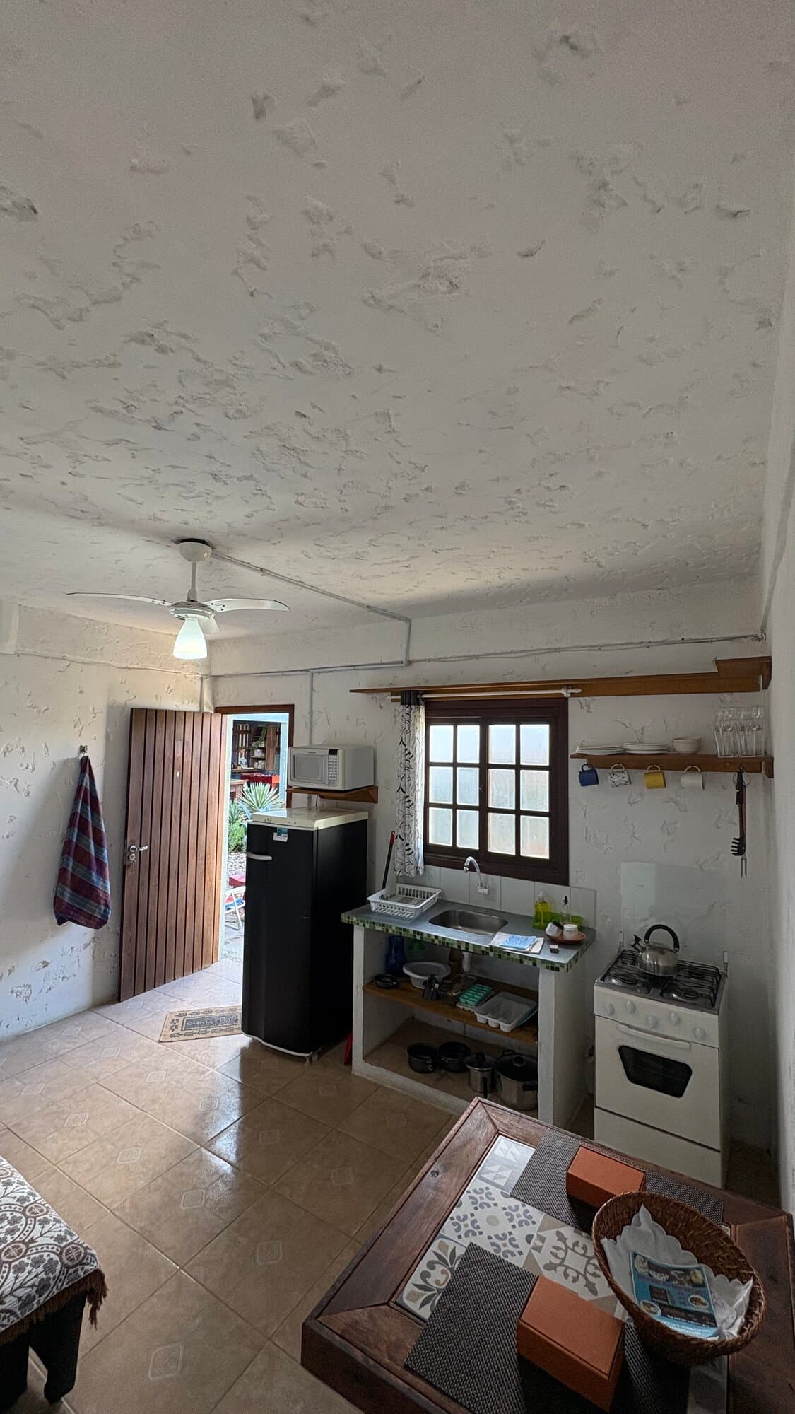 Sala com cozinha equipada