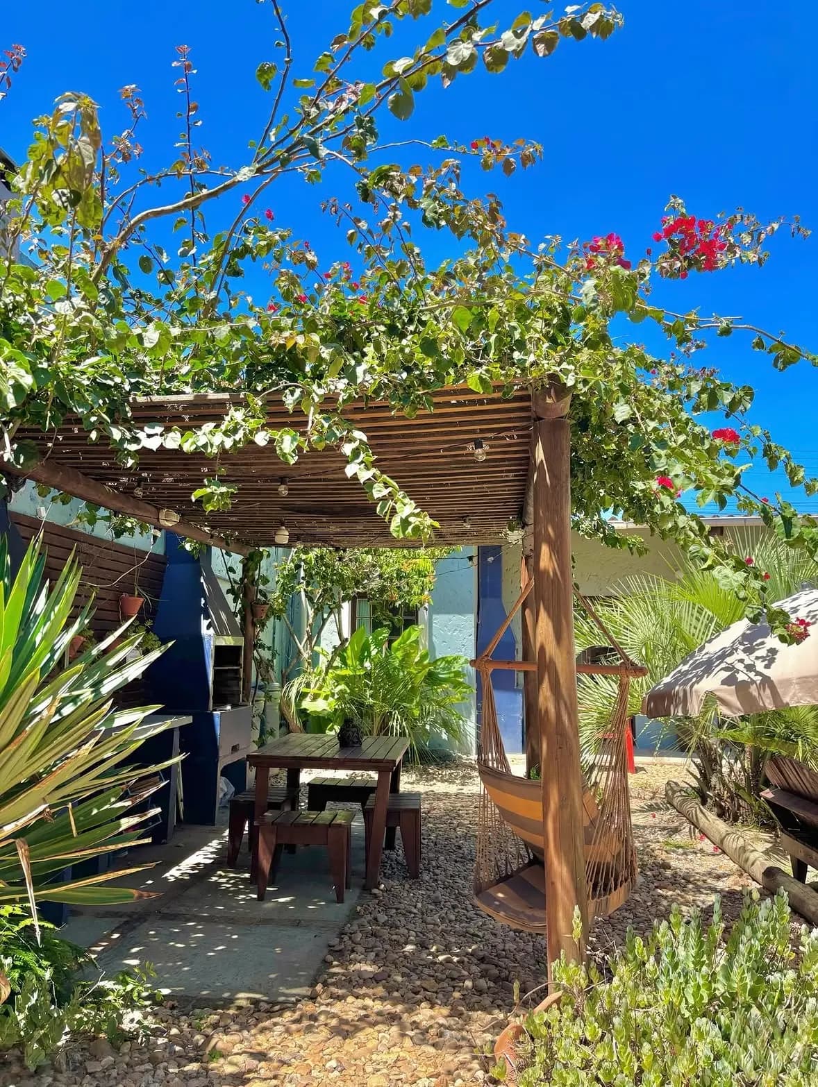 Jardim florido e pergolado da Pousada Moradas do Jaú