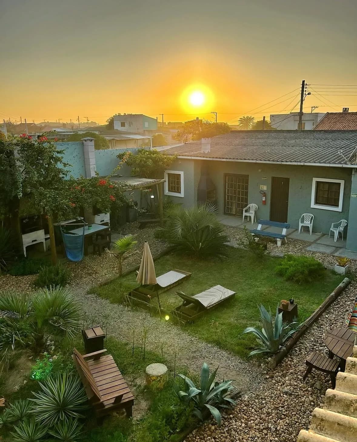 Nascer do sol visto sobre o jardim da Pousada Moradas do Jaú